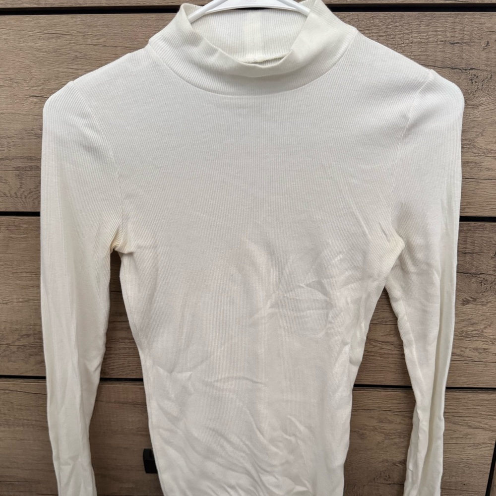 Hollister Cream Long Sleeve Turtleneck